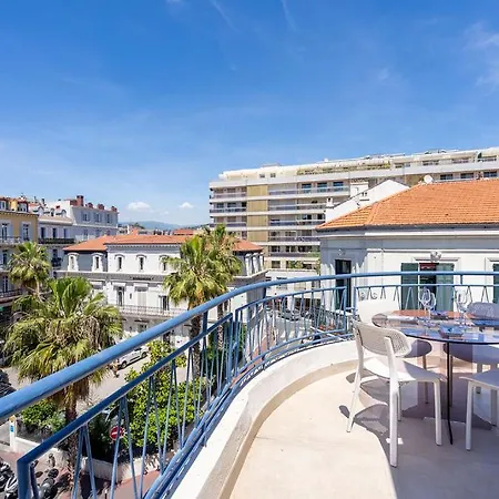 L'athena élégant Avec Sublime Terrasse, Position Parfaite Pour Un Incroyable Cannes